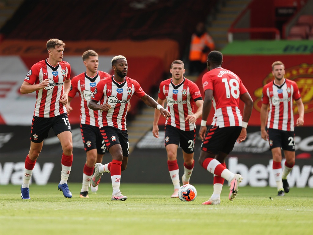 英超激战!加纳乔传射难救主 曼联憾负布伦特福德 与曼联的个人表现形成鲜明对比的是布伦特福